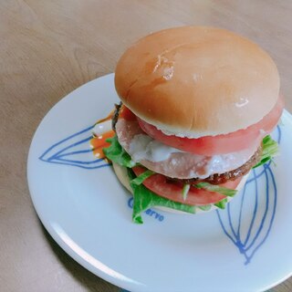 具だくさんトマトとレタスのハンバーガー